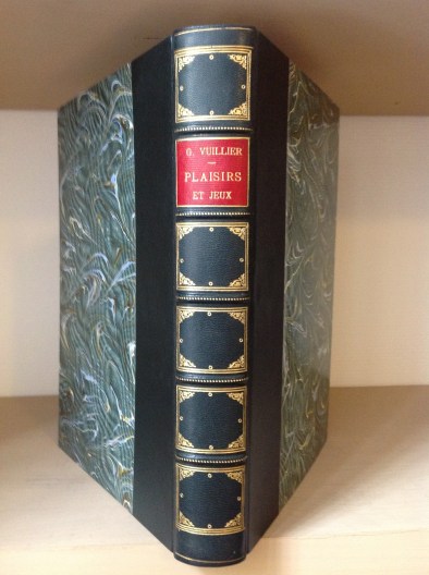 Vuillier, Gaston. Plaisirs et Jeux Depuis Les Origines. Paris: J.Rothschild, Editeur, 1900. Volume grand in-4, reliure demi-chagrin vert, dos orné à cinq nerfs, pièce de titre de cuir rouge, titre doré, plats marbrés, (page de couverture illustr. conservée) - frontispice - XVIII-344 pp. 279 planches et vignettes d'après des peintures, estampes et dessins originaux et 19 héliogravures, frontispice en couleurs d'après une aquarelle de Gaston VUILLIER. Exemplaire N° 991 /3300, numérotés à la presse, sur papier teinté de luxe. Gaston Vuillier (1845-1915) a été à la fois dessinateur, voyageur et ethnographe. Il a travaillé pour les grandes revues illustrées du XIXe siècle, en particulier Le Tour du Monde. Excellent exemplaire dans un très bel état. 