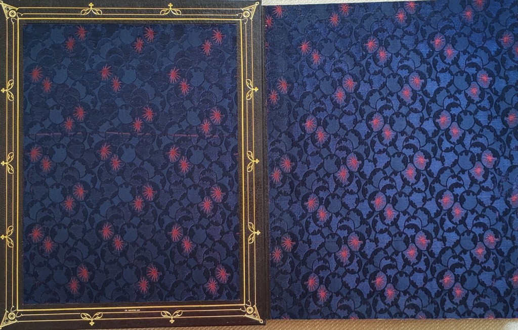 Reliure de Charles Meunier : Doublures et gardes de soie de bleu sombre éclairées d'éclats rouges semblable à un feu d'artifice