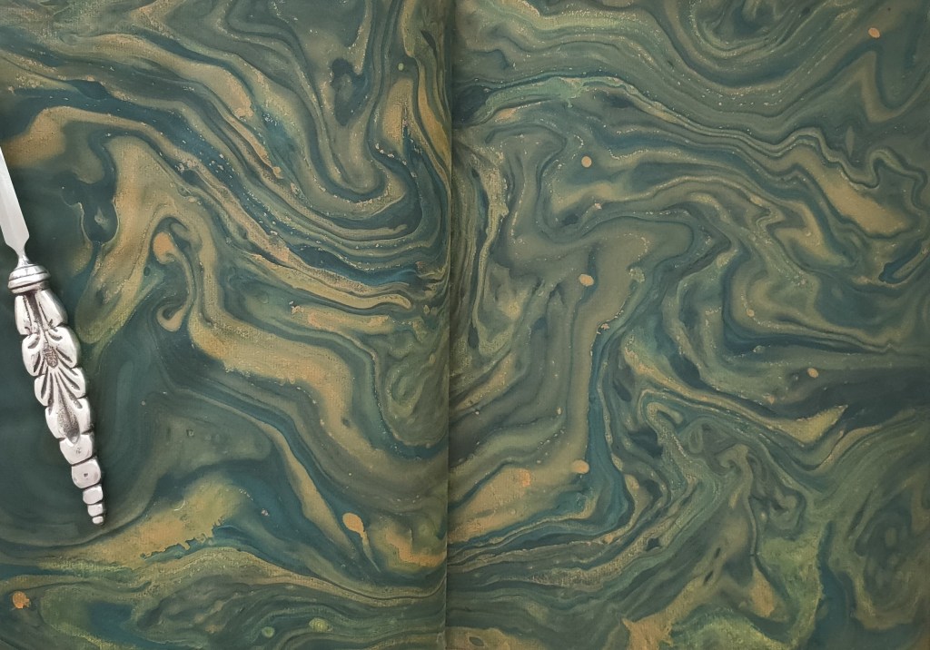 Heredia Les Trophées 1907 : papier cuve marbré